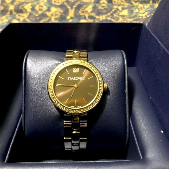WOMAN'S SWAROVSKI DAYTIME WATCH - RETIRED/RARE - Picture 2 of 4